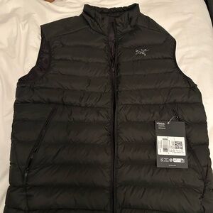 Arc'teryx Men's black Insulated Vest